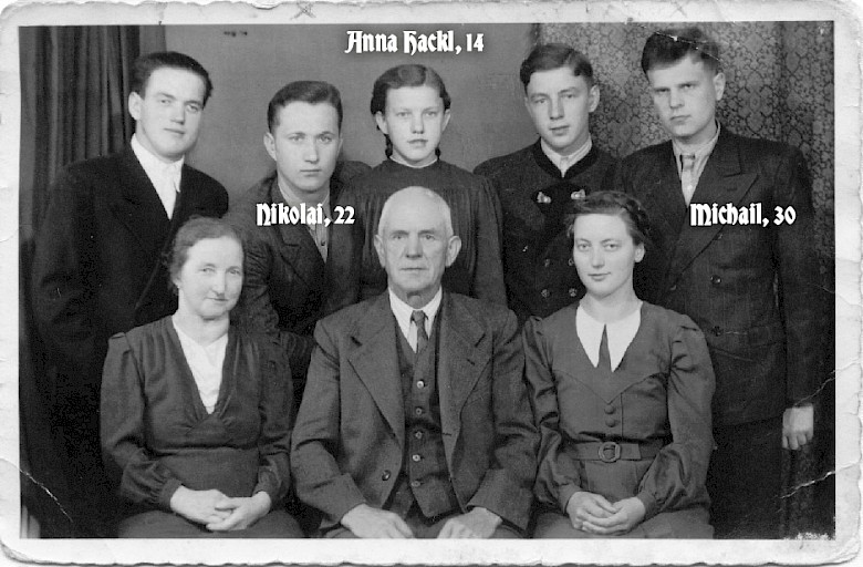 Quelle: https://www.schule.at/fileadmin/schule.at/Lernwelt/Hasenjagd/Familienfoto-Langthaler.jpg